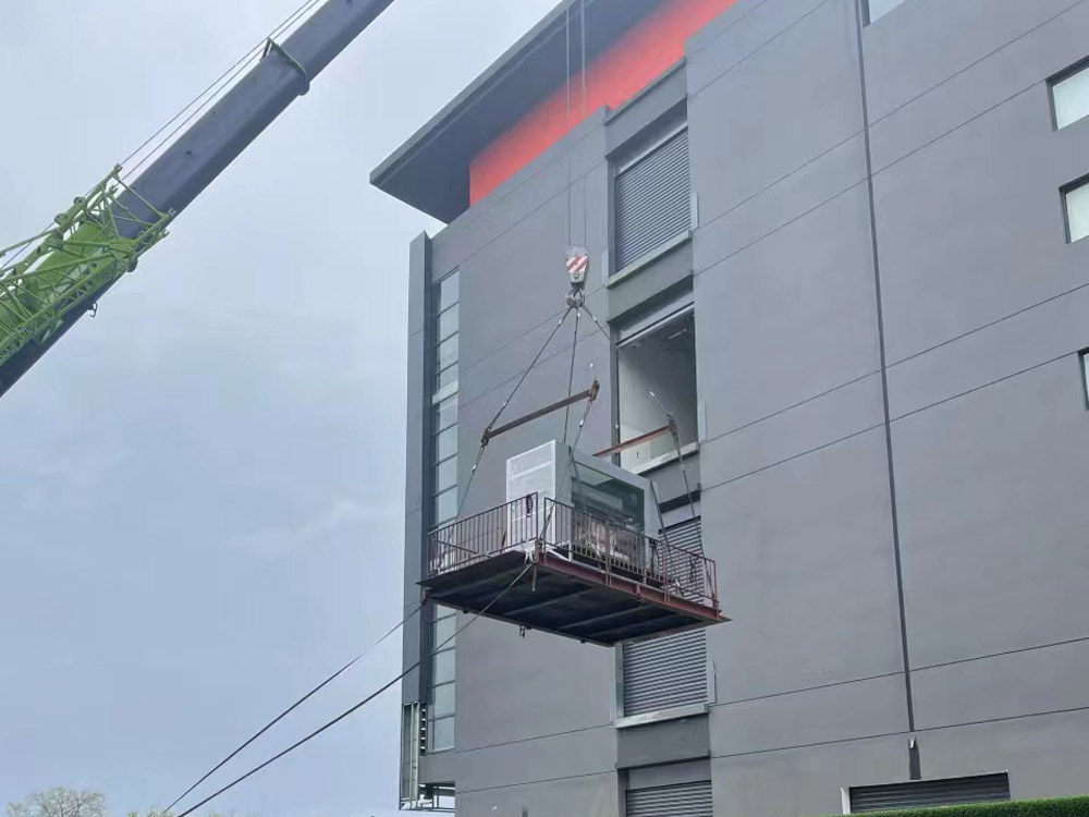 二樓平臺(tái)無(wú)塵室吊裝作業(yè)